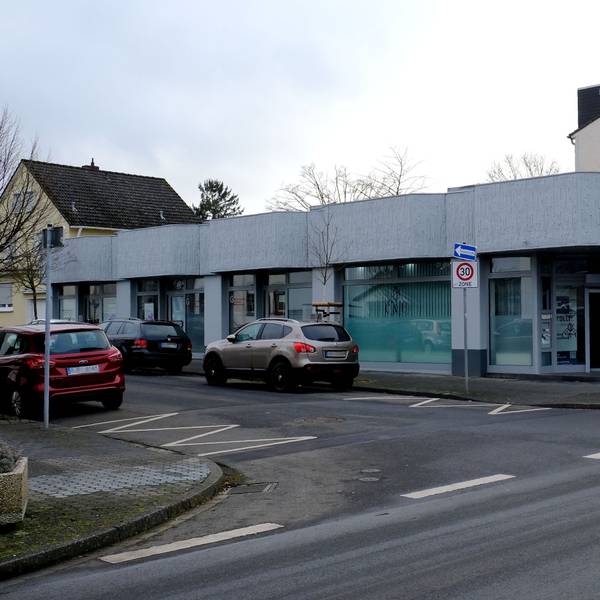 Das Foto zeigt ein eingeschossiges Gebäude an der Ecke Bahnstraße/Arembergstraße in Mechernich.