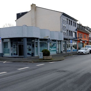 Das Foto zeigt ein eingeschossiges Gebäude an der Ecke Bahnstraße/Arembergstraße in Mechernich.