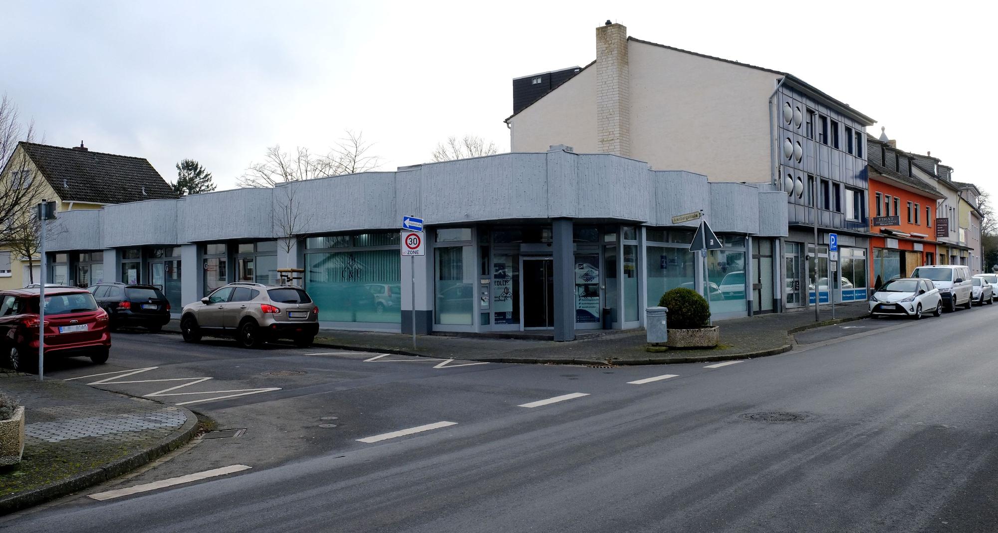 Das Foto zeigt ein eingeschossiges Gebäude an der Ecke Bahnstraße/Arembergstraße in Mechernich.