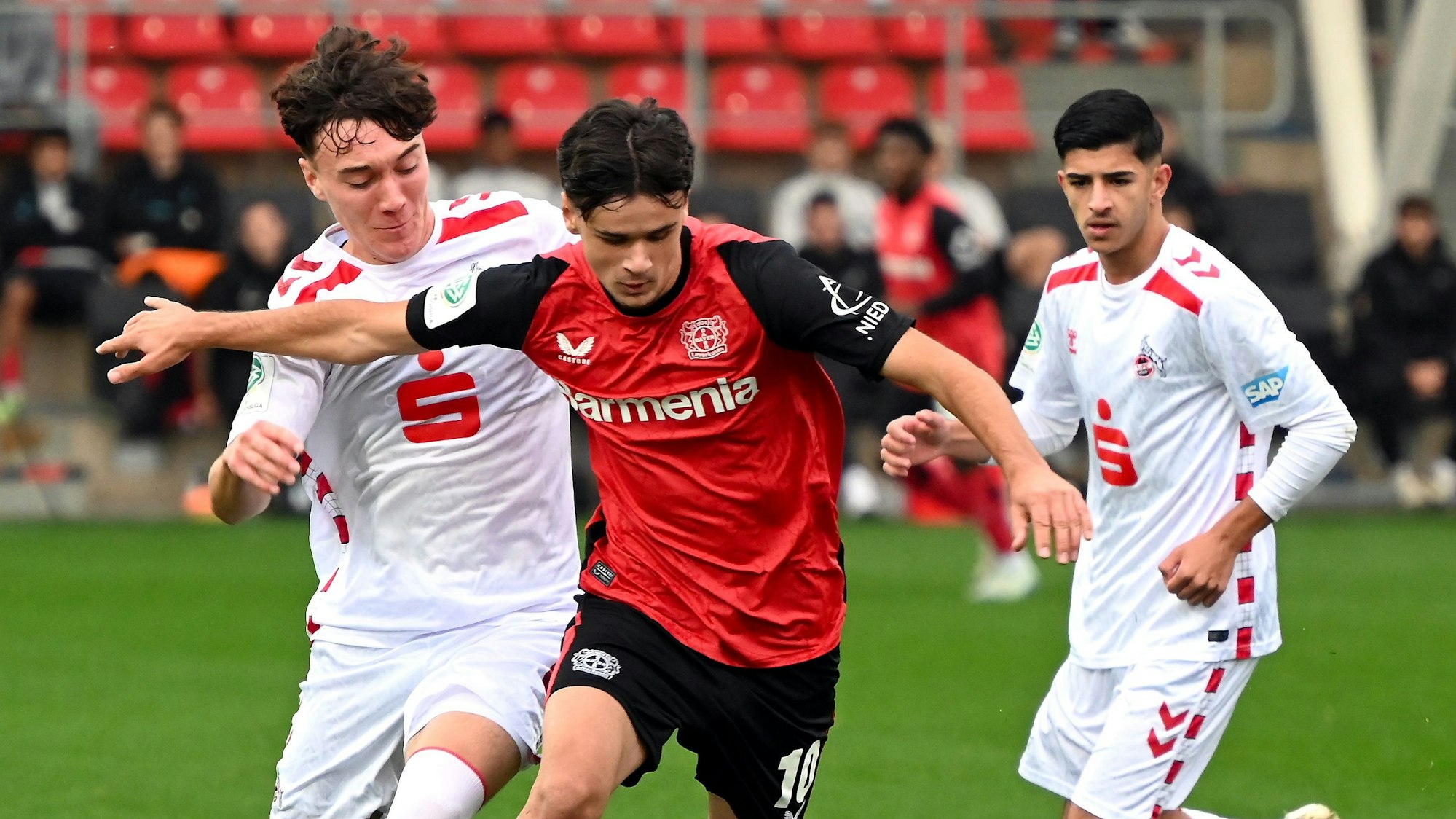 27.10.2024, Fussball-U19-Bayer 04-1.FC. Köln
links: Nick Zimmermann (Köln)
mitte: Kerim-Sam Alajbegovic (Bayer)
Foto: Uli Herhaus