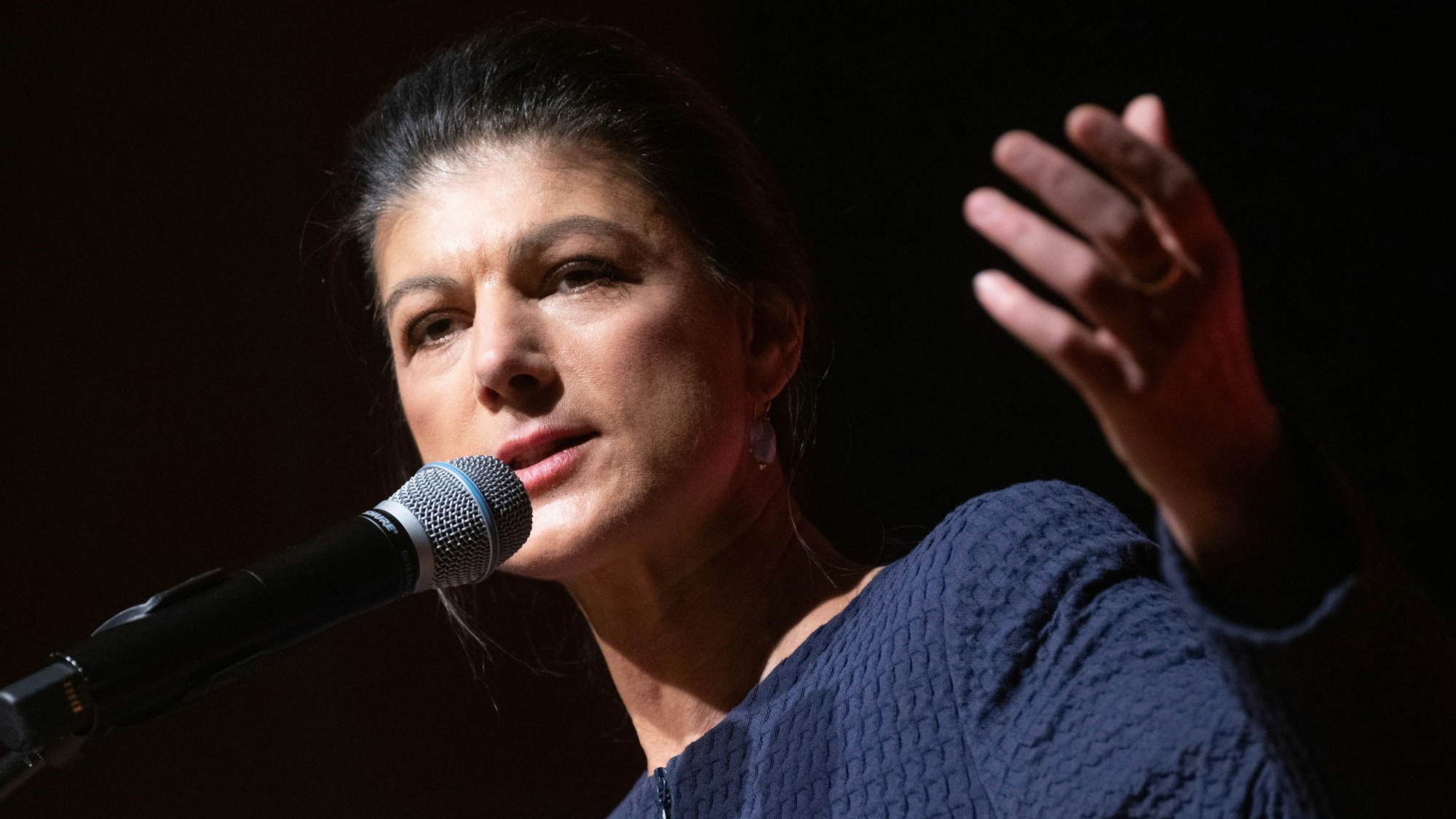 04.02.2025, Baden-Württemberg, Stuttgart: Sahra Wagenknecht, Bundesvorsitzende des BSW, spricht auf einer Wahlkampfveranstaltung ihres Bündnisses im Kultur- und Kongresszentrum Liederhalle. Foto: Marijan Murat/dpa +++ dpa-Bildfunk +++