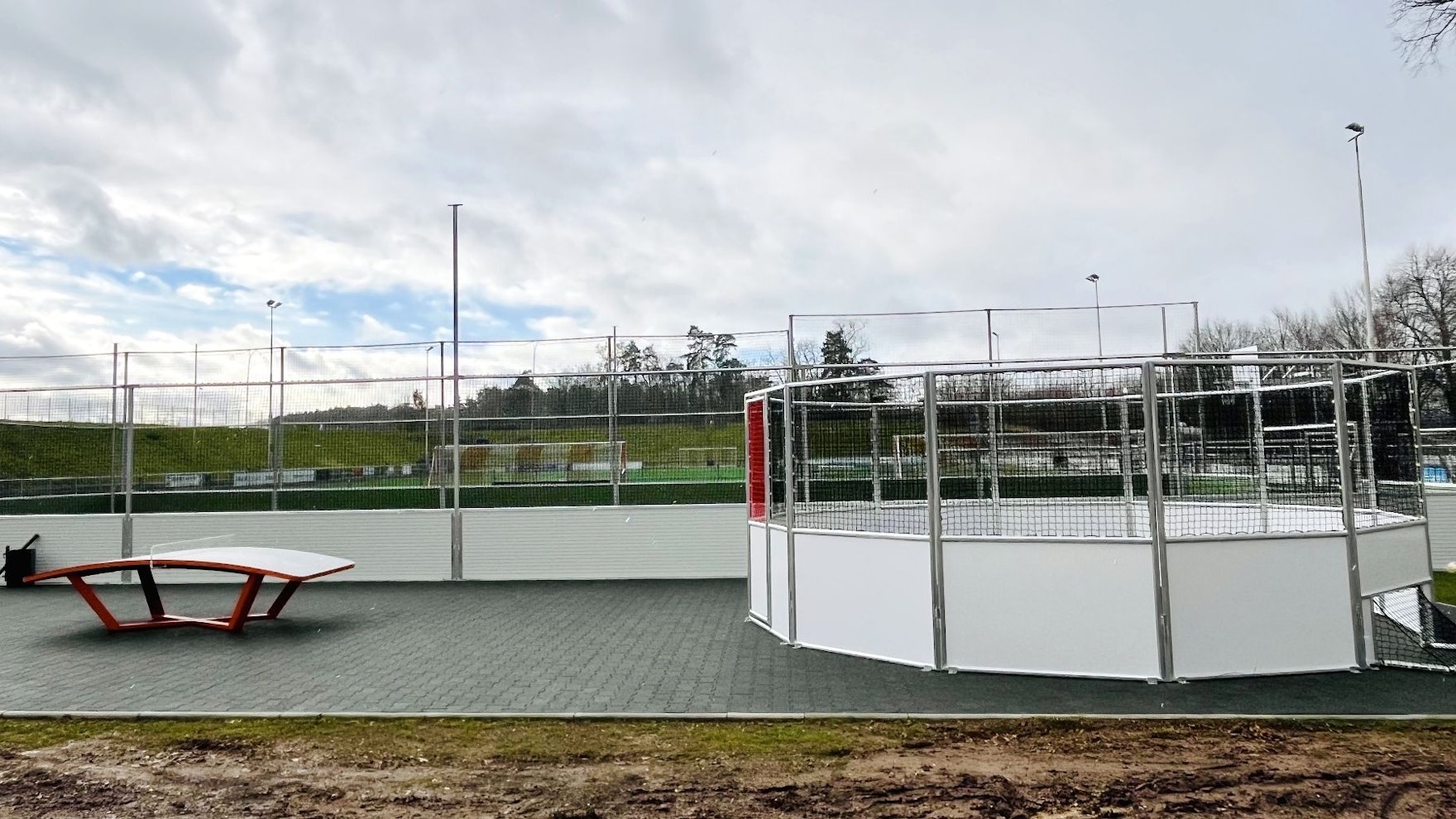 Der neue Multifunktionsplatz in Lommersum; vor dem Spielfeld ist eine Teqballplatte und ein Fußballkäfig.