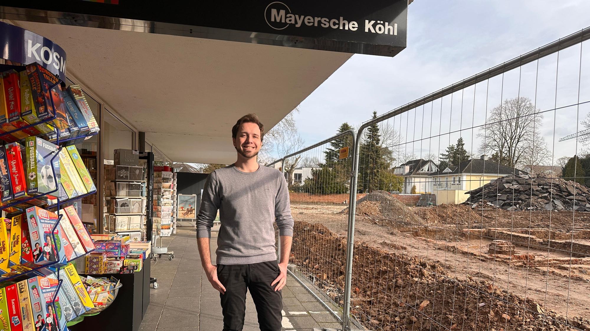 Noch kann Filialleiter Jan Wilhelm und sein Team der Thalia-Mayersche-Köhl durch den Zaun auf die Baustelle schauen.