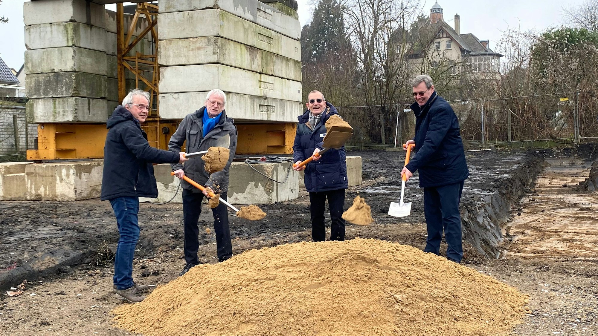 Vier Männer beim ersten Spatenstich.