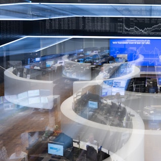 dpatopbilder - 27.01.2025, Hessen, Frankfurt/Main: Händler im Handelssaal der Deutschen Börse. (Aufnahme mit Zoomeffekt)