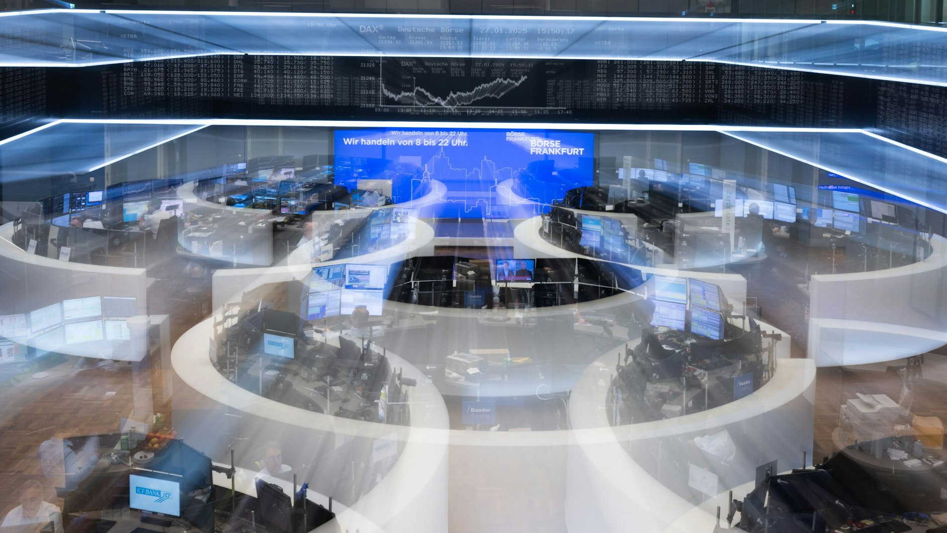 dpatopbilder - 27.01.2025, Hessen, Frankfurt/Main: Händler im Handelssaal der Deutschen Börse. (Aufnahme mit Zoomeffekt)