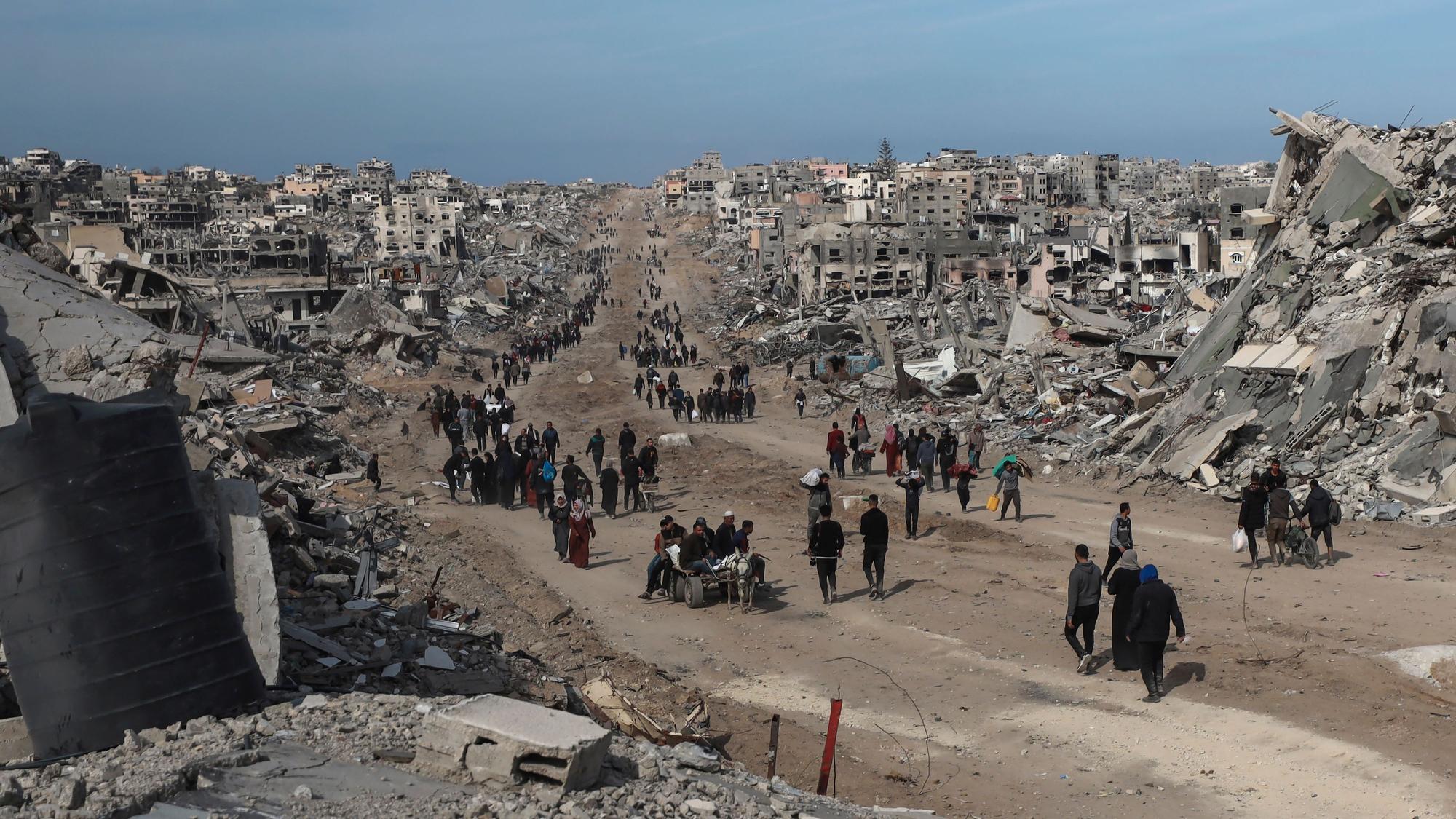 Palästinenser gehen durch die Zerstörung, die die israelische Luft- und Bodenoffensive in Dschabalija angerichtet hat, nachdem ein Waffenstillstandsabkommen zwischen Israel und der Hamas in Kraft getreten ist.