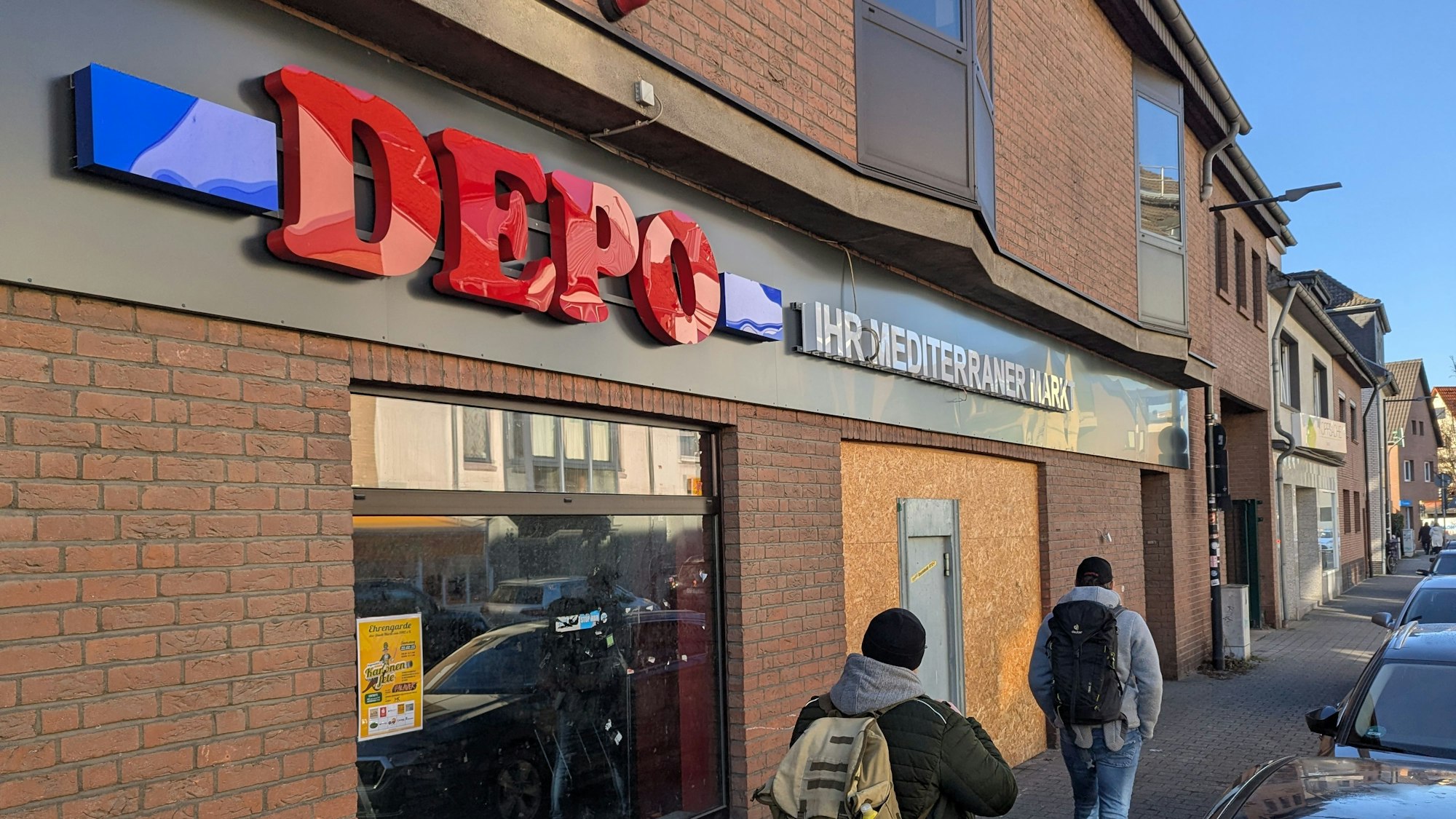 Das Foto zeigt die Fassade mit der Leuchtreklame des neuen Geschäfts in Efferen.