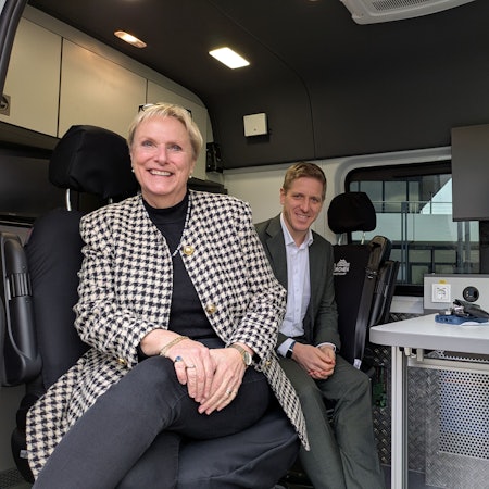 Geschäftsbereichsleiterin Birgit Wonneberger-Wrede und Landrat Markus haben im mobilen Gesundheitsamt Platz genommen.