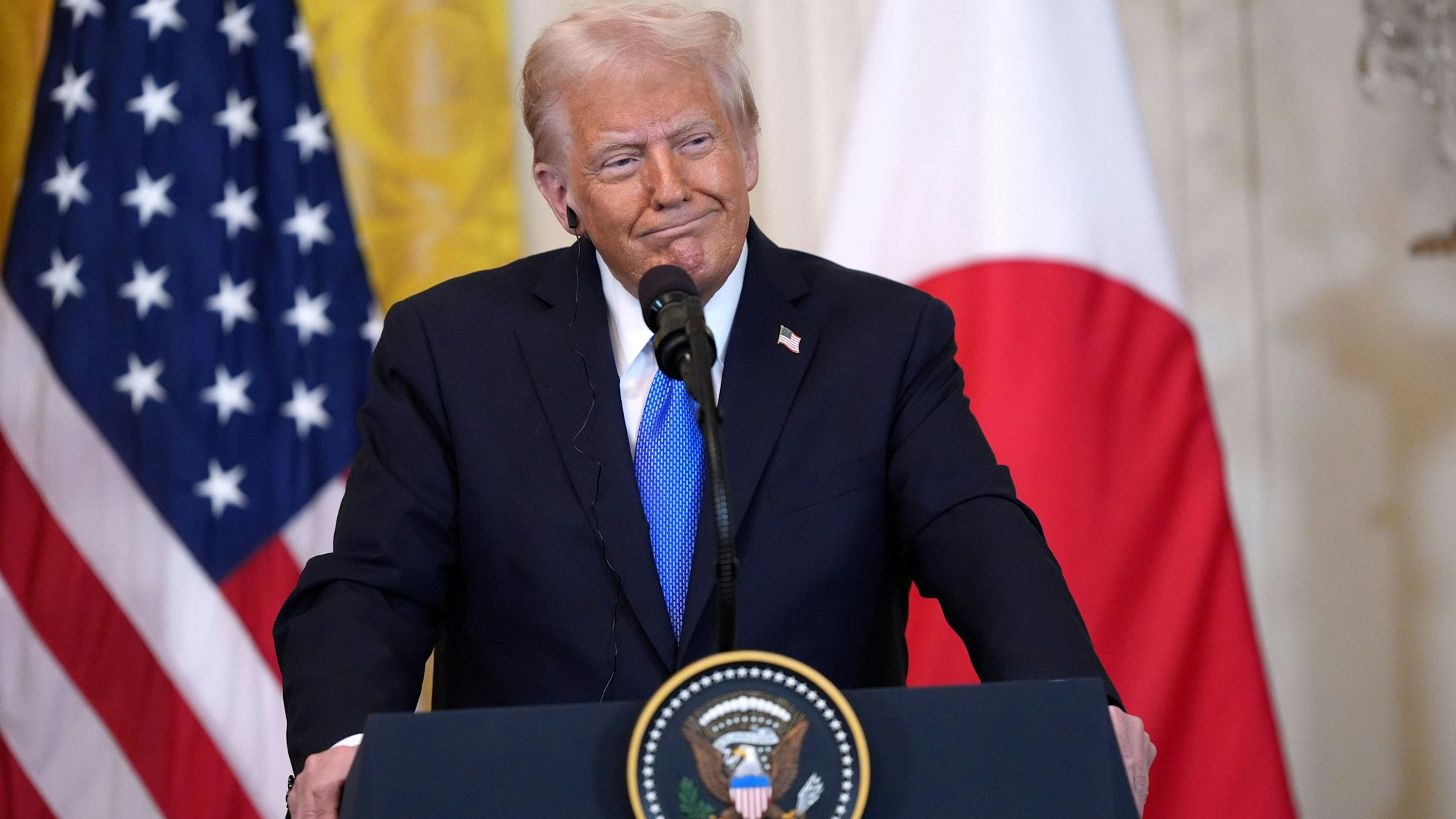 07.02.2025, USA, Washington: US-Präsident Donald Trump hört zu, als Japans Ministerpräsident Ishiba während einer Pressekonferenz im Weißen Haus spricht.