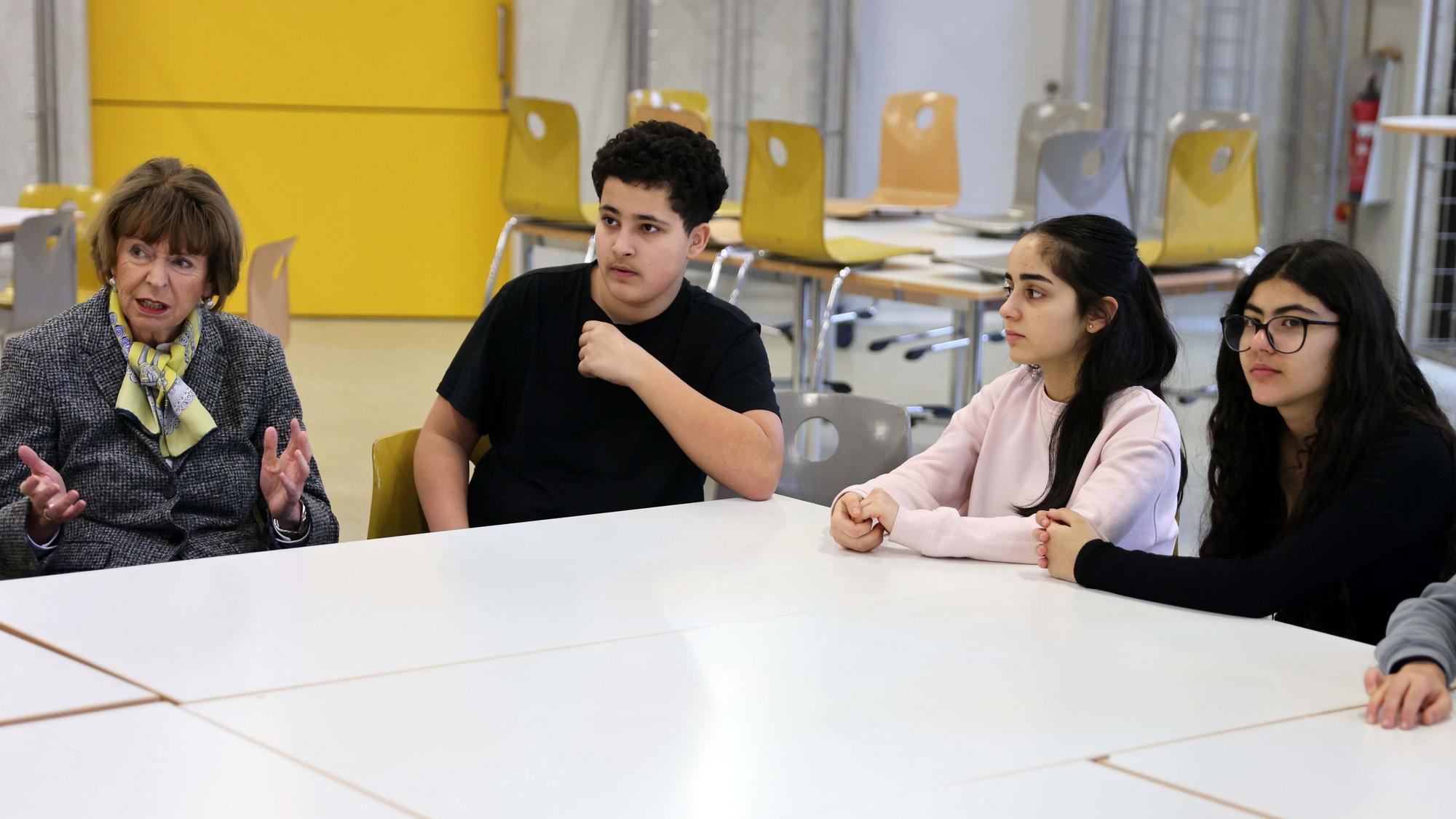 Im Gespräch: Henriette Reker und die Gesamtschüler.