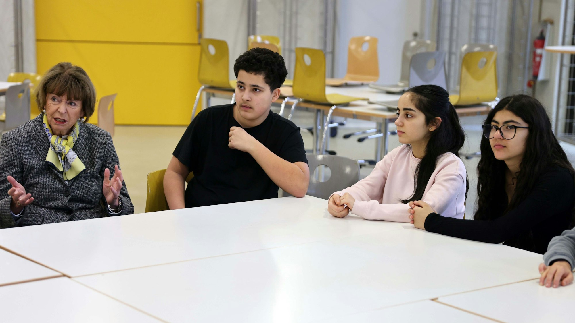 Im Gespräch: Henriette Reker und die Gesamtschüler.