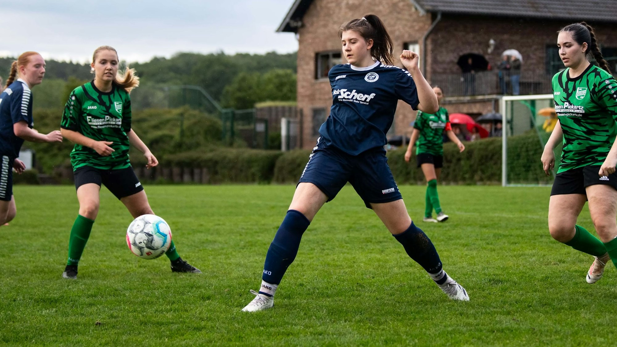 Ina Schneiders vom VfL Kommern passt den Ball.