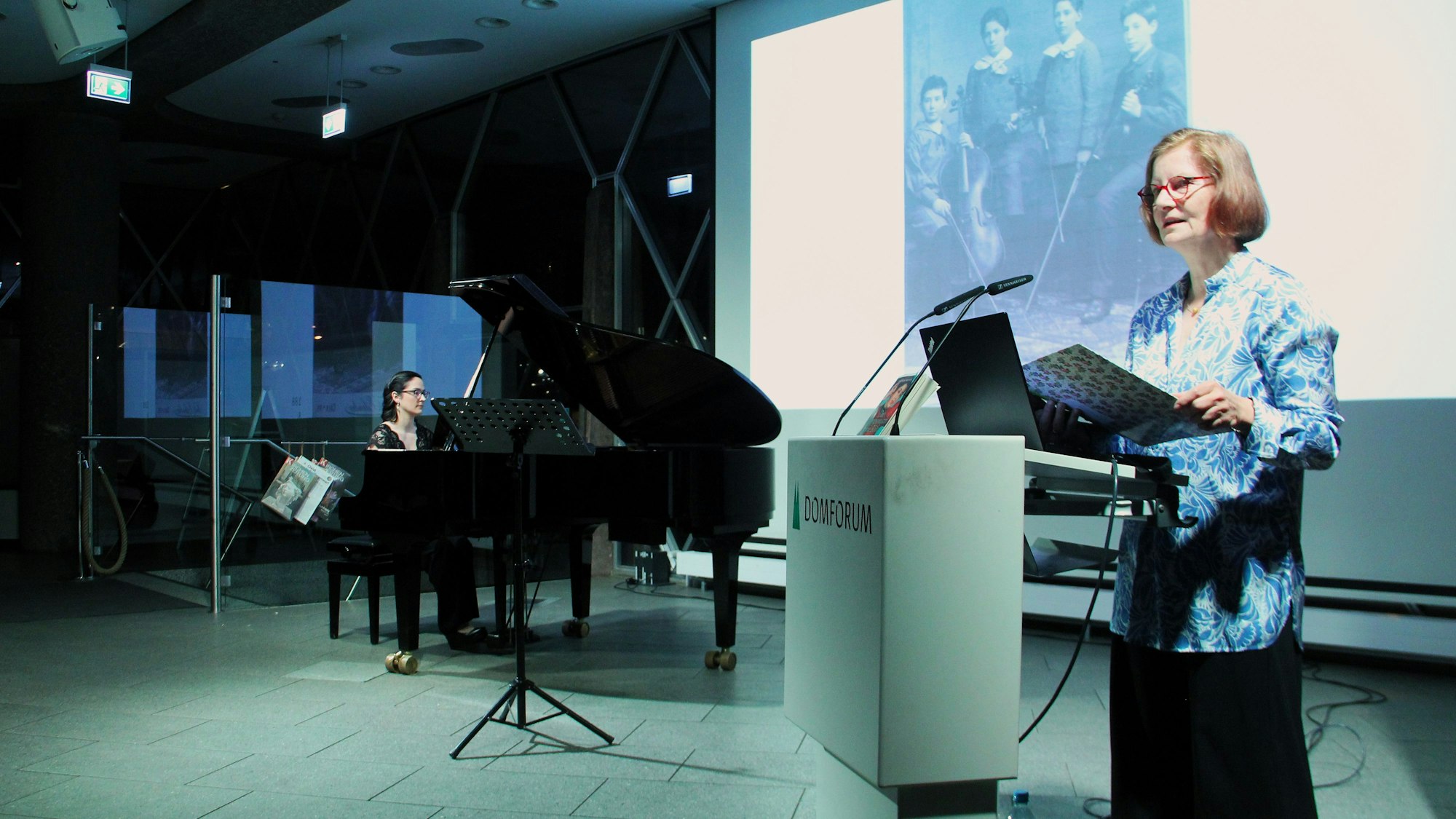 Eine Frau liest Auszüge eines historischen Romans im Domforum.