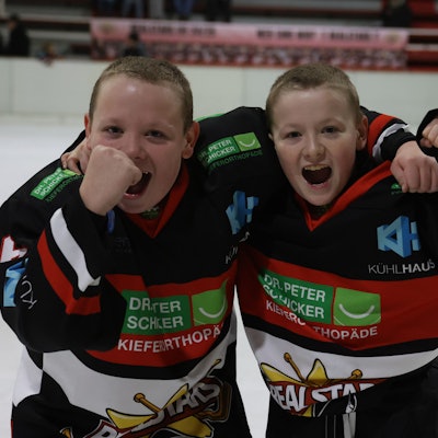 Finn und Florian Wolf aus Satzvey jubeln nach einem Sieg mit hoch gereckter Faust.