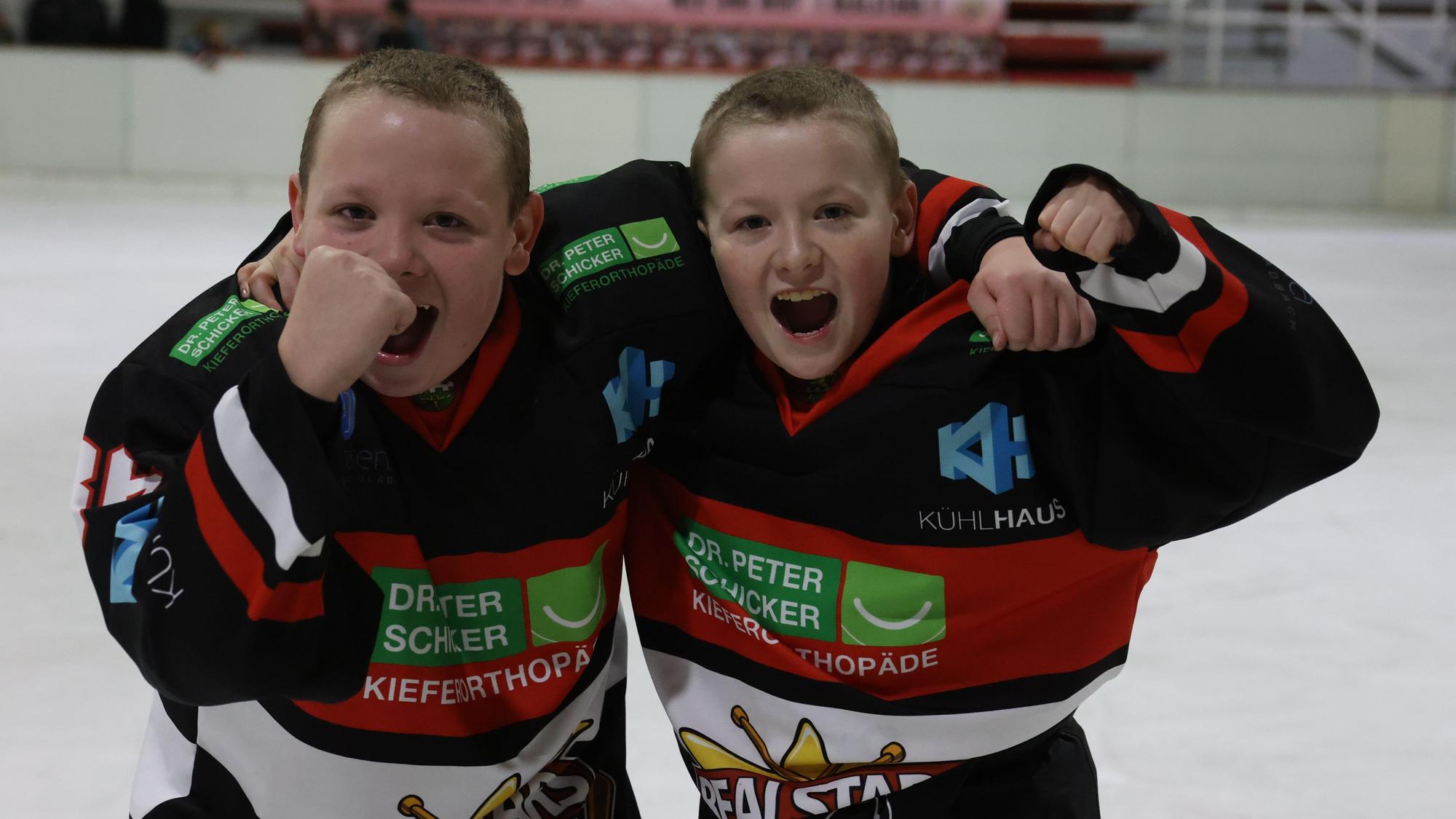 Finn und Florian Wolf aus Satzvey jubeln nach einem Sieg mit hoch gereckter Faust.