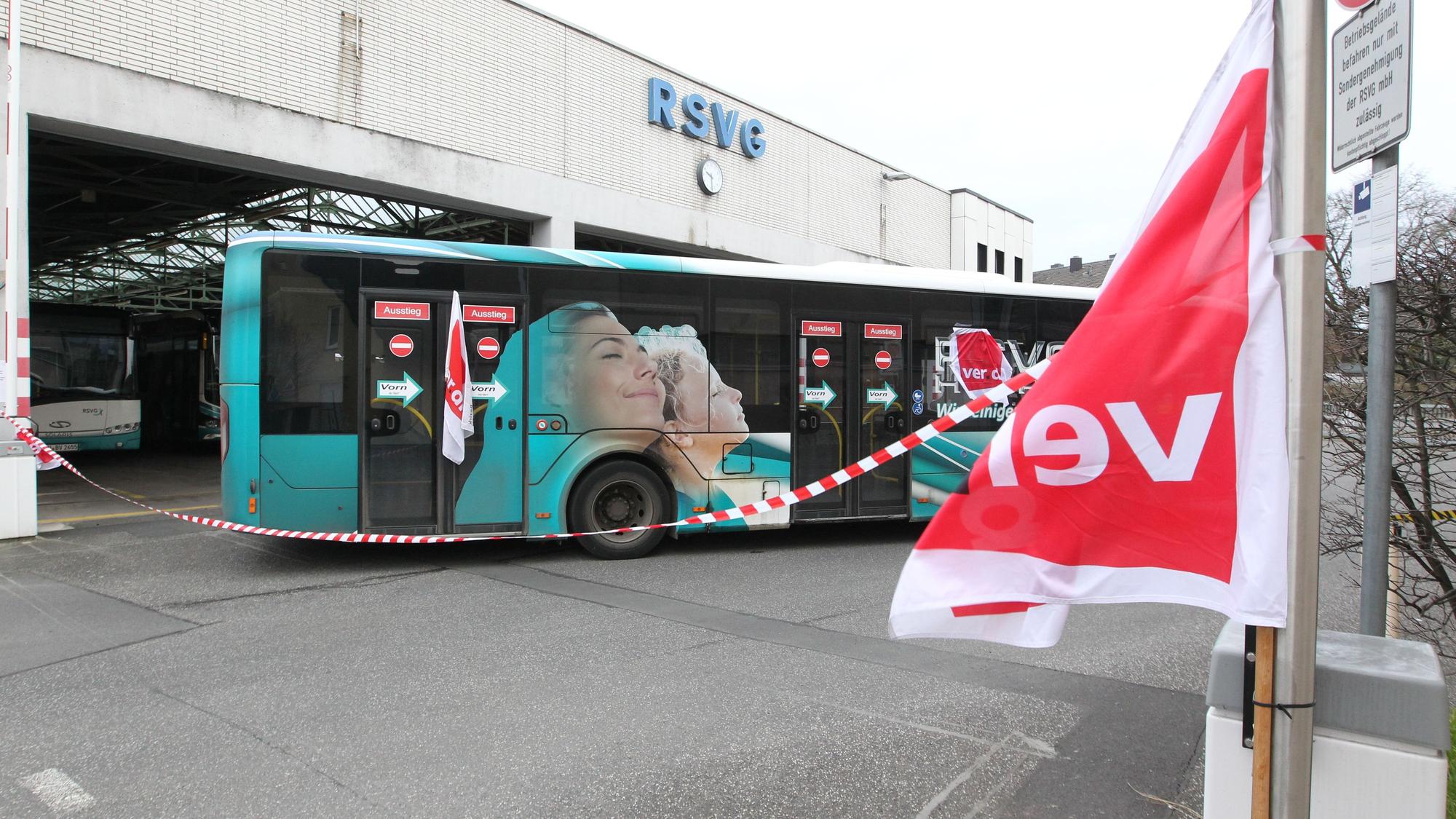 Kein Bus verließ am Freitag den Busstandort in Sieglar.