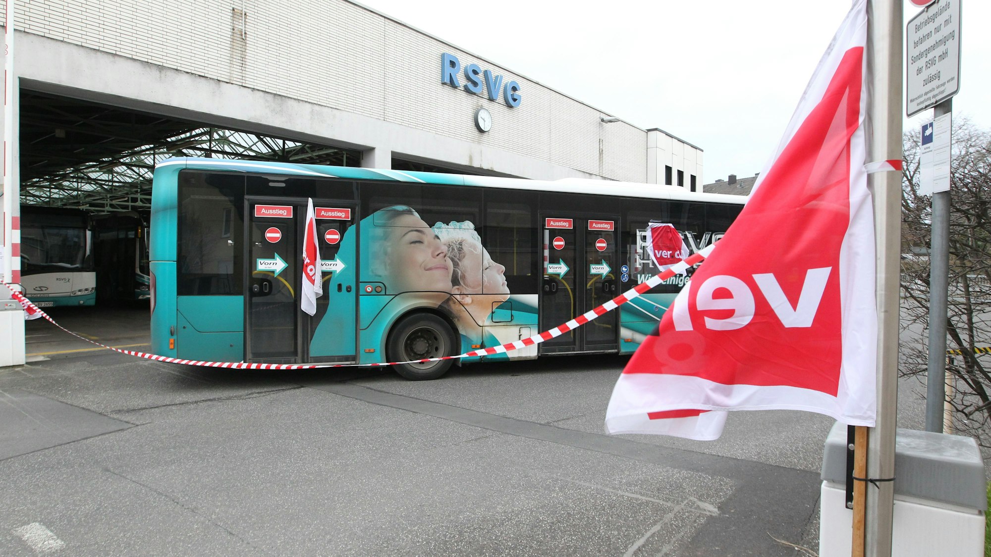 Kein Bus verließ am Freitag den Busstandort in Sieglar.