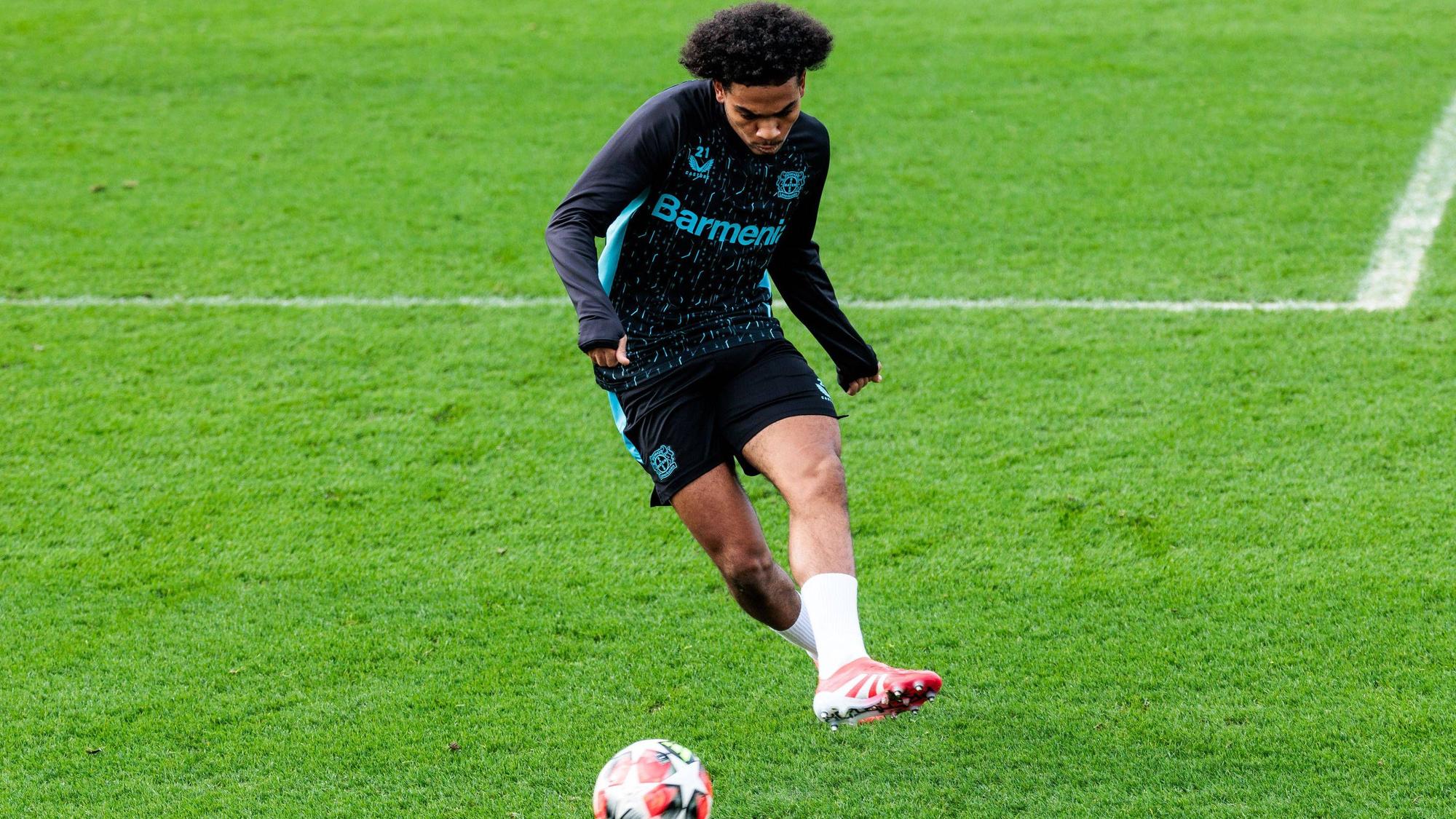 Längere Haare und endlich wieder bereits zu spielen. Amine Adli steht nach seinem Wadenbeinbruch erstmal wieder im Kader von Bayer 04 Leverkusen.