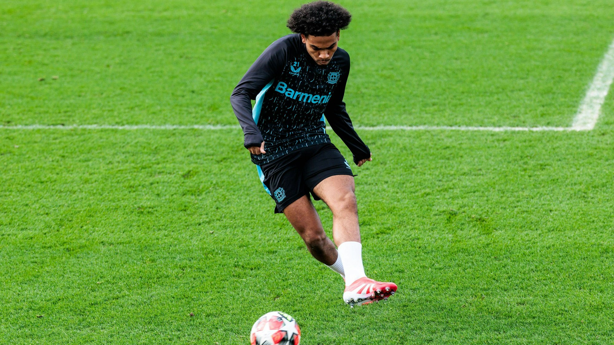 Längere Haare und endlich wieder bereits zu spielen. Amine Adli steht nach seinem Wadenbeinbruch erstmal wieder im Kader von Bayer 04 Leverkusen.