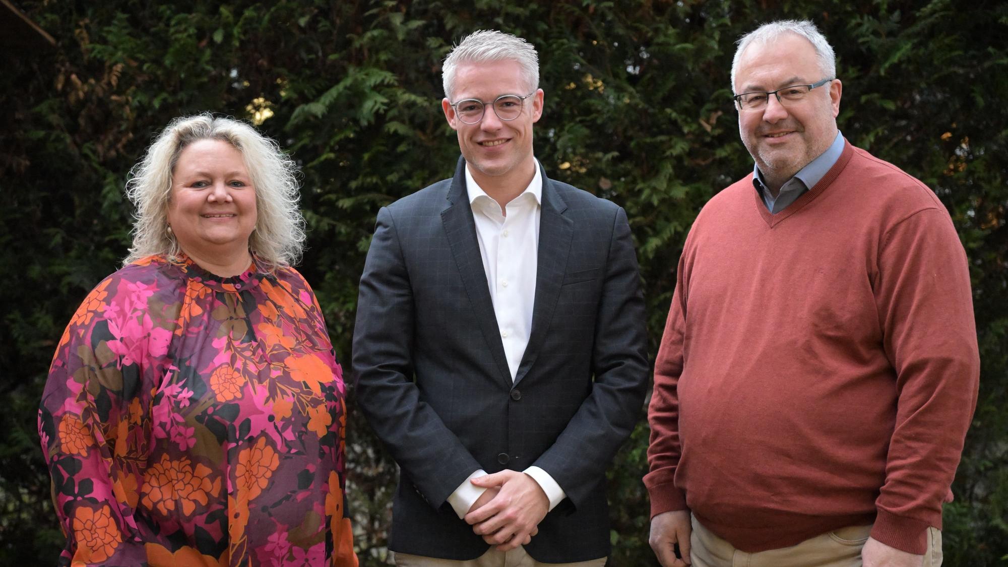 Yannick Steinbach (M.) tritt in Rösrath als gemeinsamer Bürgermeisterkandidat von SPD und Fors-Park an. Mit SPD-Fraktionschefin Petra Zinke (l.) und dem bisherigen FDP-Fraktionschef Erik Pregler (r.) hat er auch ein gemeinsames Programm erarbeitet. Die FDP-Mitglieder lehnten jedoch den gemeinsamen Vorschlag ab.