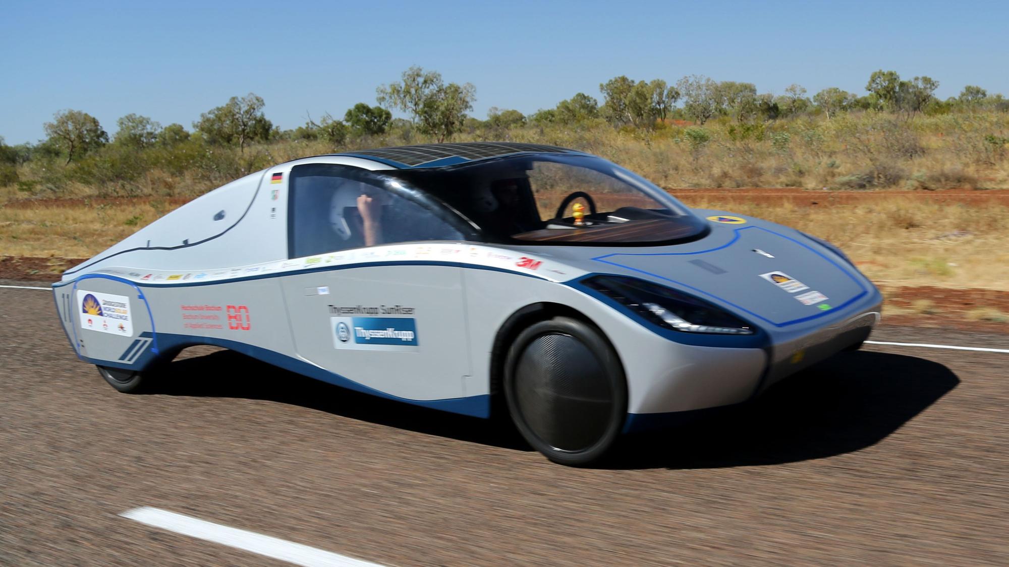 Beim Rennen der solarbetriebenen Autos in der australischen Wüste fuhr am Montag der Wagen der Hochschule Bochum an der Spitze mit.
