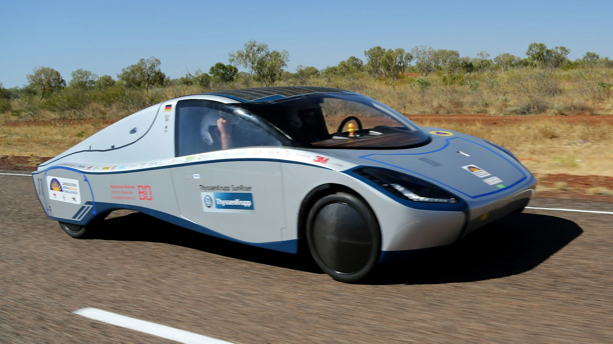 Beim Rennen der solarbetriebenen Autos in der australischen Wüste fuhr am Montag der Wagen der Hochschule Bochum an der Spitze mit.