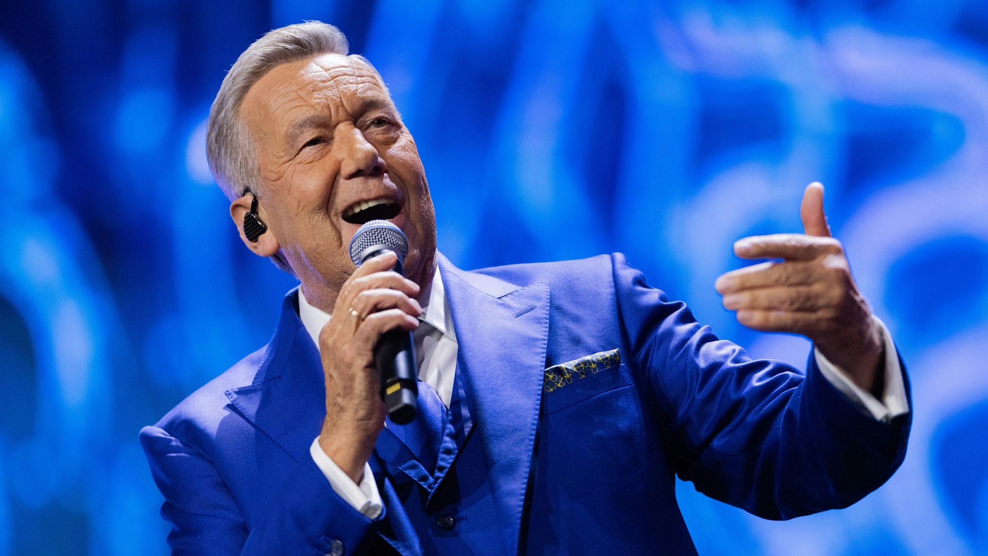 Roland Kaiser singt auf der Bühne.