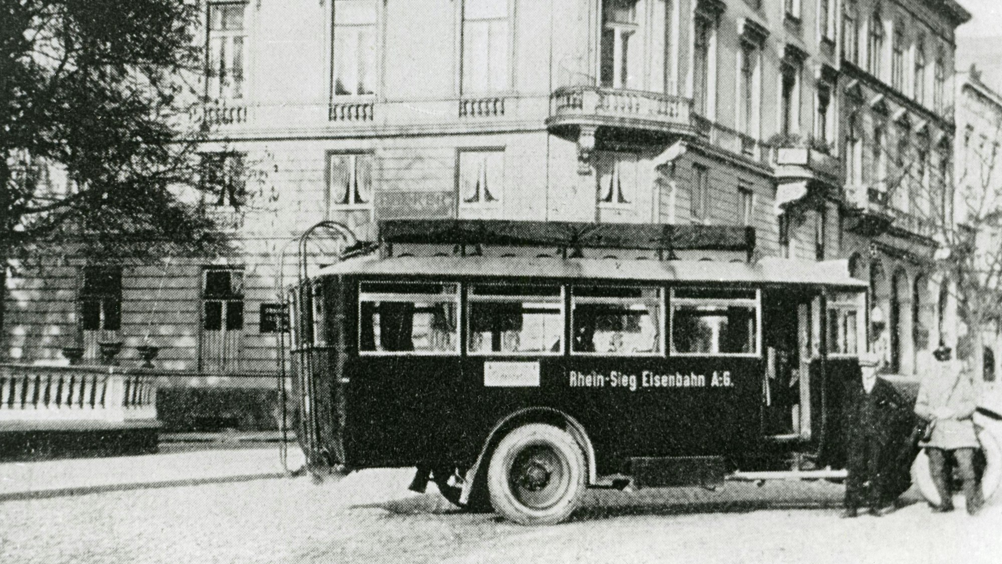 Ein Bus der Rhein-Sieg Eisenbahn am Bonner Kaiserplatz.