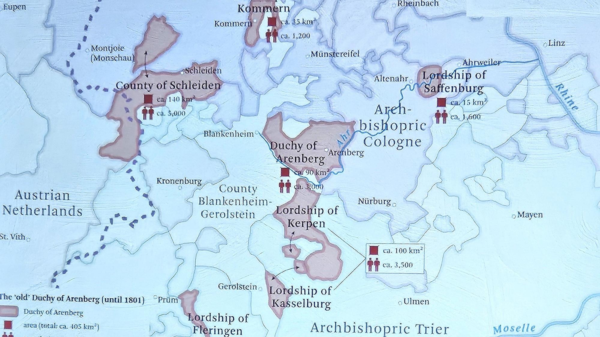 Blick auf eine Karte mit dem verschiedenen Besitztümern der Arenberger in der Eifel und an der Ahr.