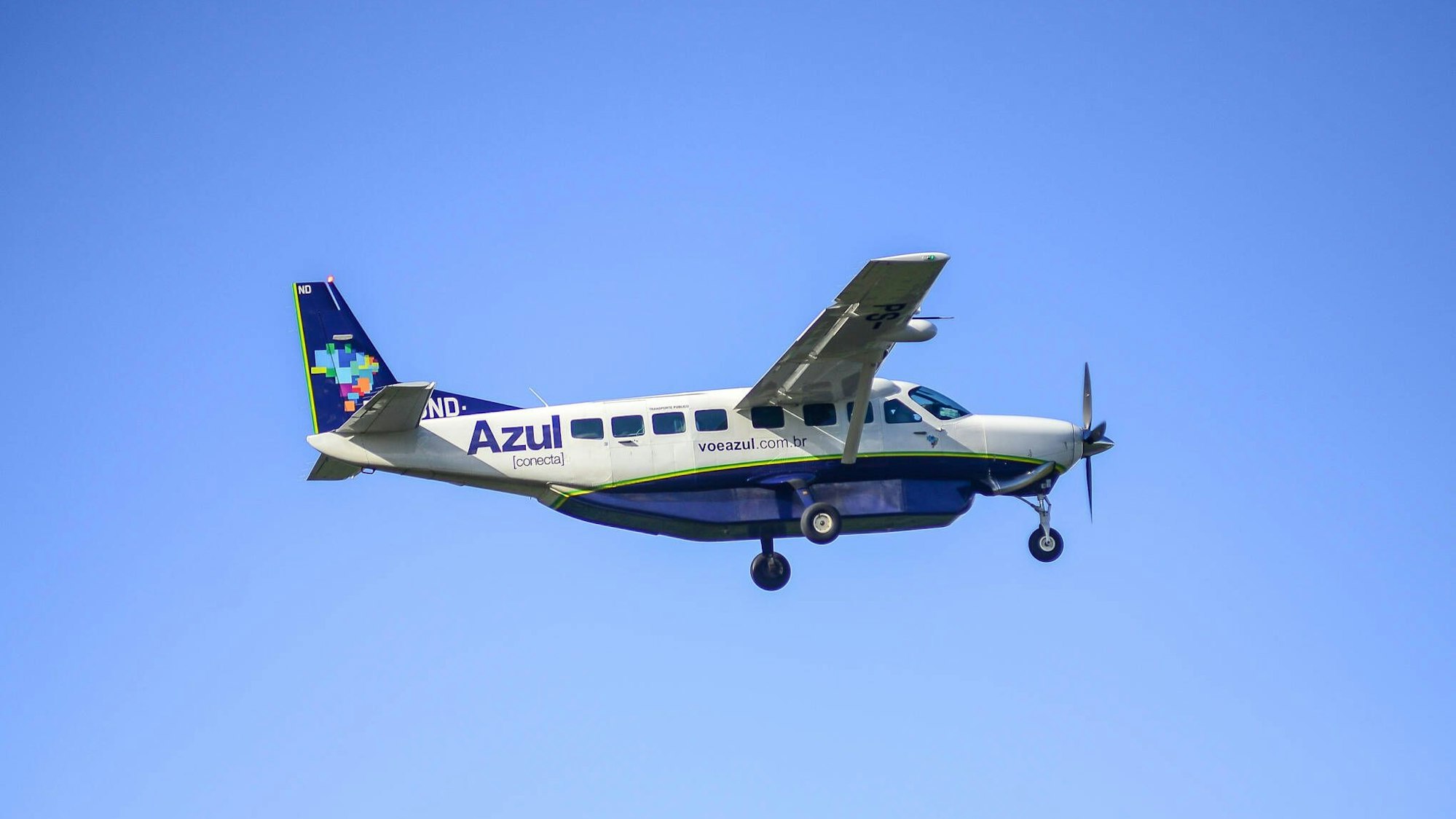 Eine Cessna Caravan in der Luft.