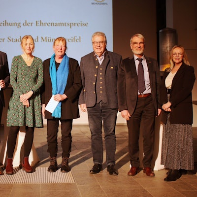 Die Bürgermeisterin posiert mit Vertretern der Vereine, die den Ehrenamtspreis der Stadt Bad Münstereifel erhalten haben.