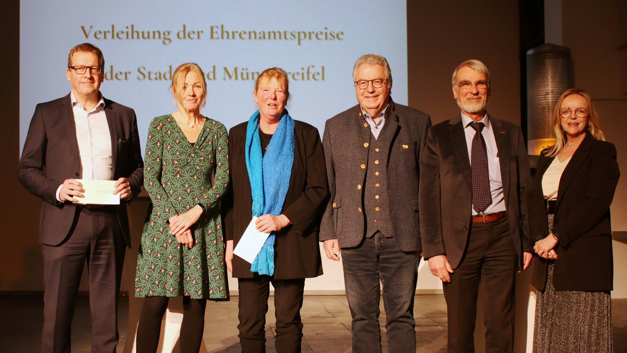 Die Bürgermeisterin posiert mit Vertretern der Vereine, die den Ehrenamtspreis der Stadt Bad Münstereifel erhalten haben.