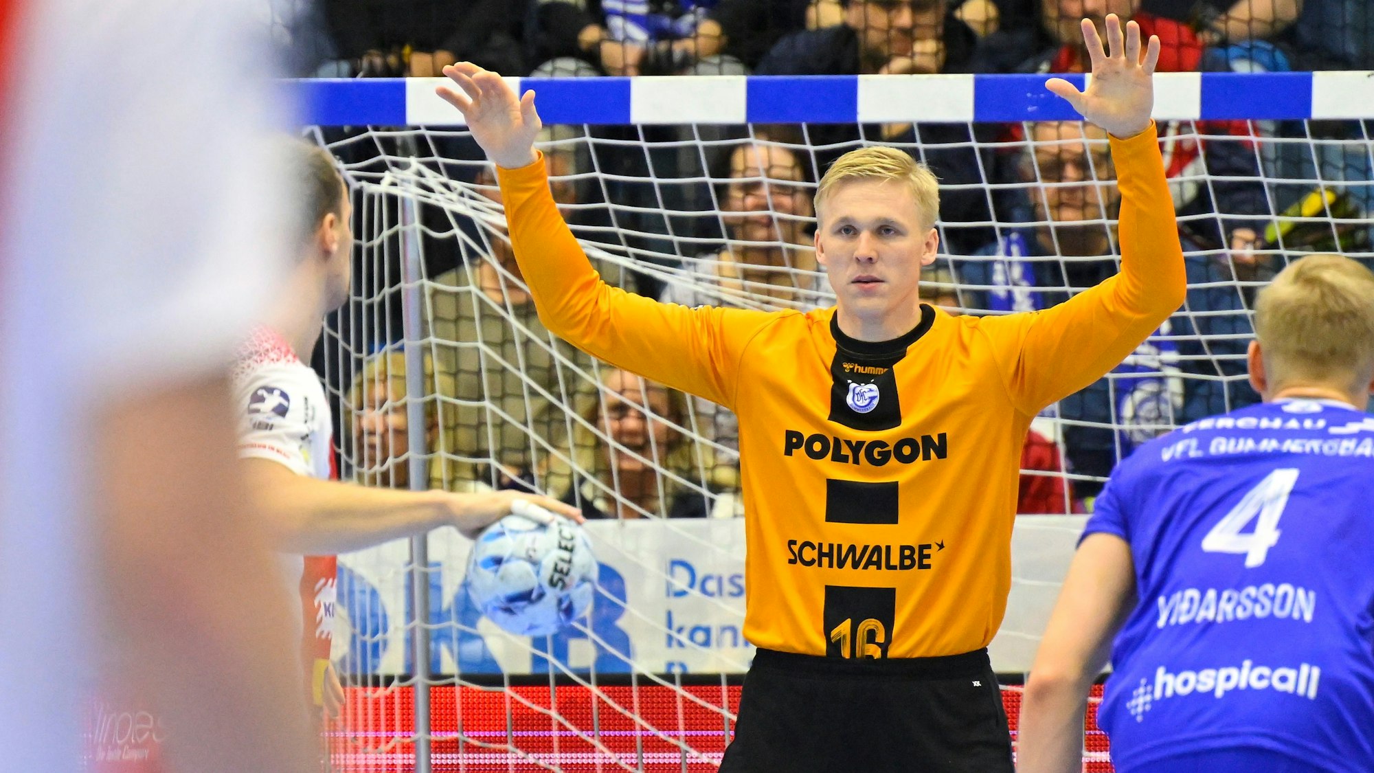 Betram Obling erwartet im Tor den Siebenmeterwurf.