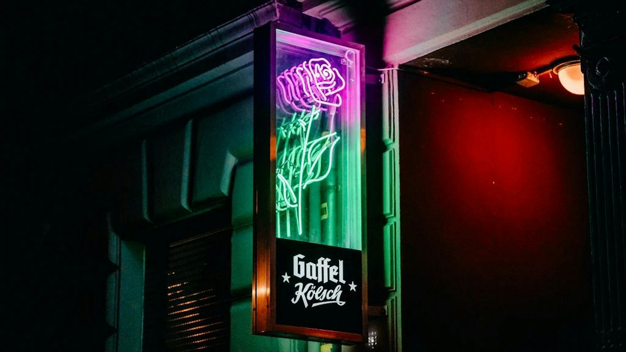 Eine Rose im Schild und im Namen: das Rosebud.