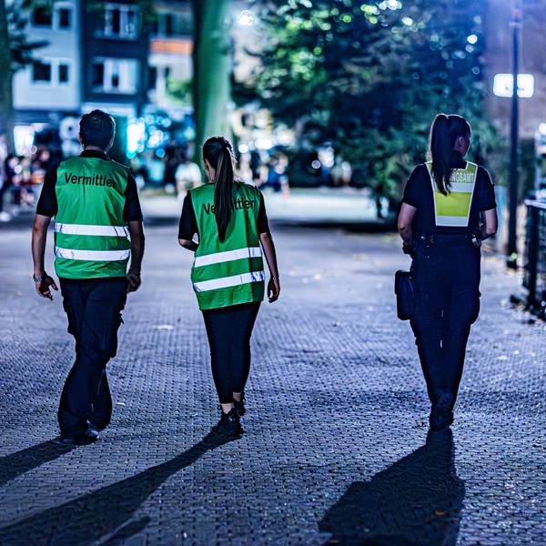 Vor dem Verweilverbot am Brüsseler Platz waren dort regelmäßig Vermittler der Stadt mit dem Ordnungsamt unterwegs.