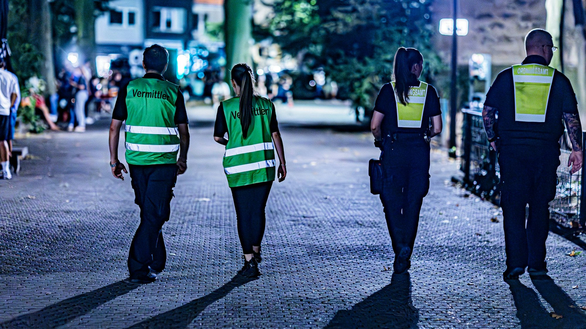 Vor dem Verweilverbot am Brüsseler Platz waren dort regelmäßig Vermittler der Stadt mit dem Ordnungsamt unterwegs.