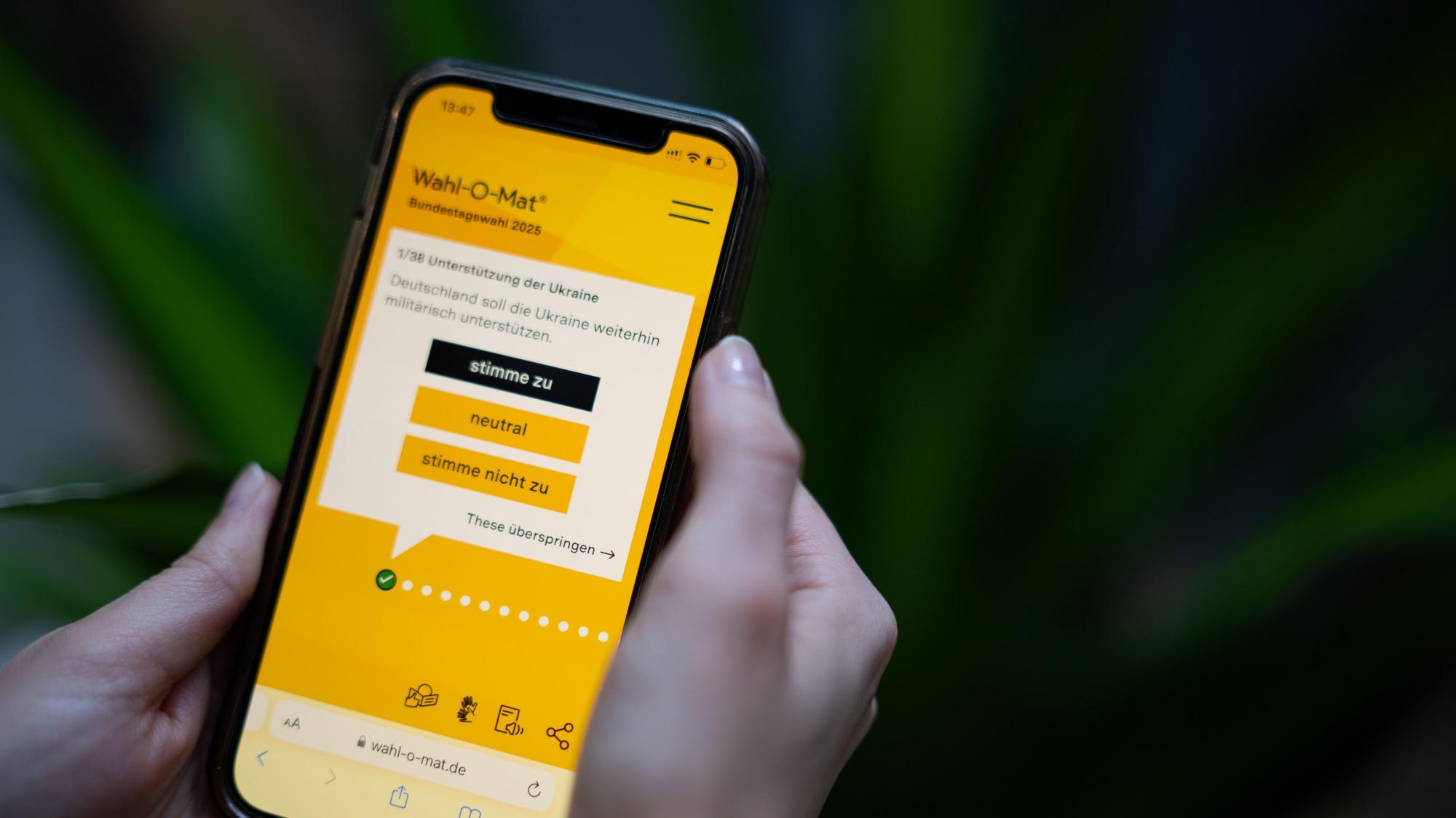 Die Webseite des Wahl-O-Mat zur Bundestagswahl 2025 ist auf einem Smartphone zu sehen (gestellte Szene). Ab sofort ist die Entscheidungshilfe Wahl-O-Mat der Bundeszentrale für politische Bildung (bpb) zur Bundestagswahl am 23. Februar online.