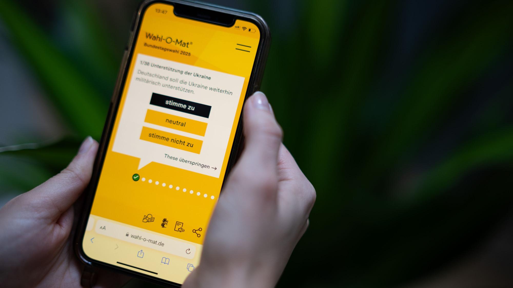 06.02.2025, Berlin: Die Webseite des Wahl-O-Mat zur Bundestagswahl 2025 ist auf einem Smartphone zu sehen (gestellte Szene). Ab sofort ist die Entscheidungshilfe Wahl-O-Mat der Bundeszentrale für politische Bildung (bpb) zur Bundestagswahl am 23. Februar online. Foto: Sebastian Christoph Gollnow/dpa +++ dpa-Bildfunk +++