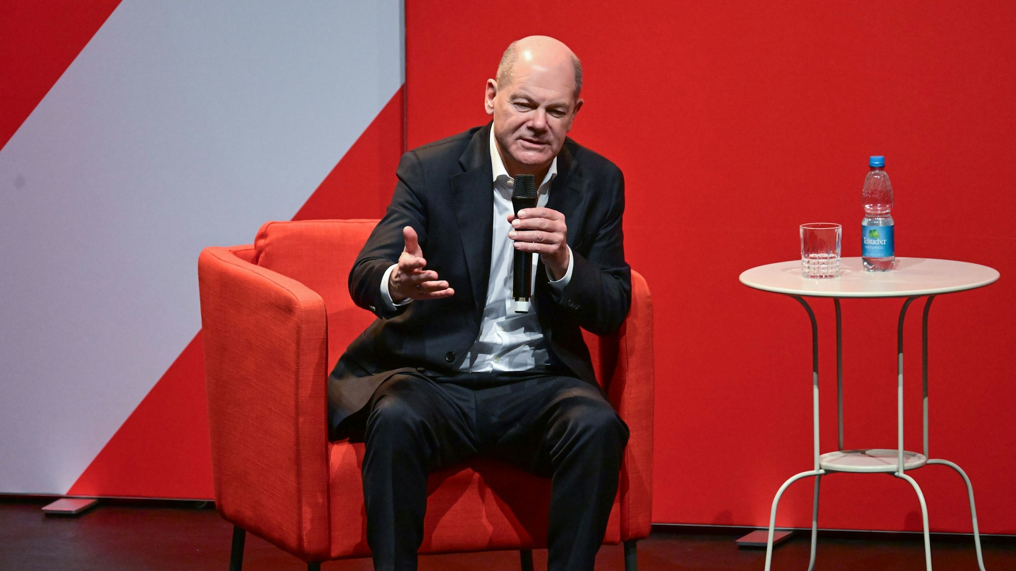 Bundeskanzler Olaf Scholz (SPD) spricht bei einer Veranstaltung im Rahmen seiner Wahlkampftour mit Bürgern.