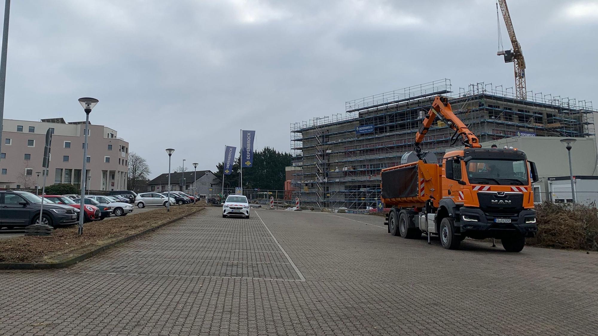 Wegen Rodungsarbeiten steht ein Lastwagen des Bauhofs auf einem abgesperrten Teil des Pendlerparkplatzes am Euskirchener Bahnhof.