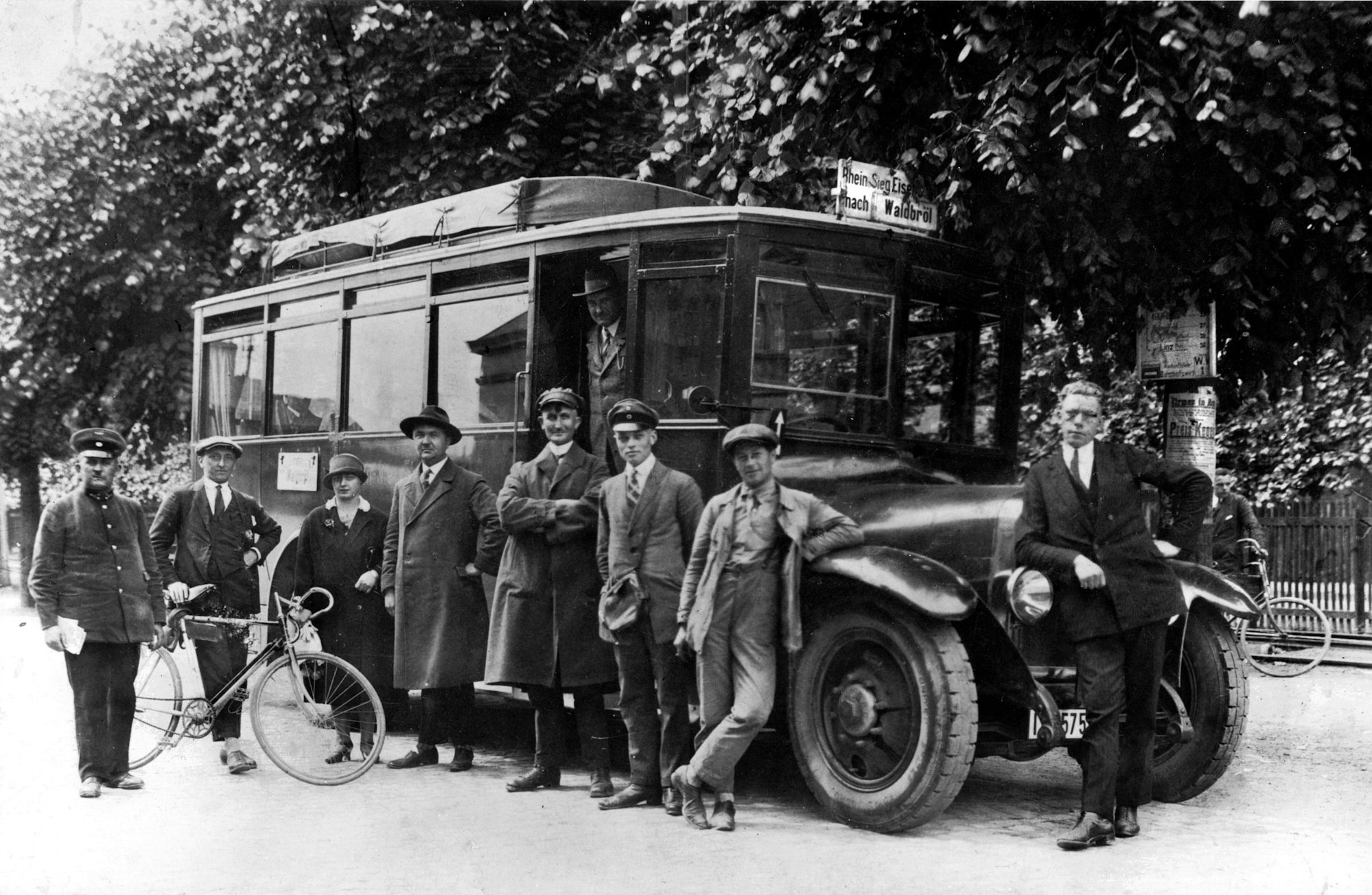 Wohl noch im Jahr 1925 steht hier am Bahnhof Hennef ein Bus der RSE zur Abfahrt nach Waldbröl bereit.