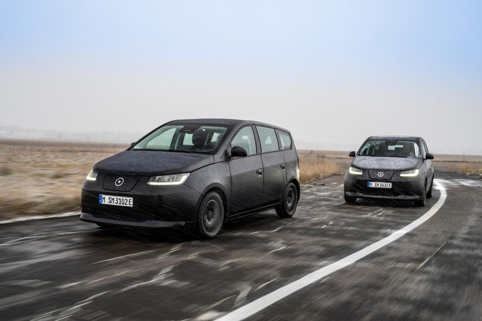 Zwei Sion-Autos fahren eine Straße entlang. Das Solarauto-Projekt Sion ist gescheitert.