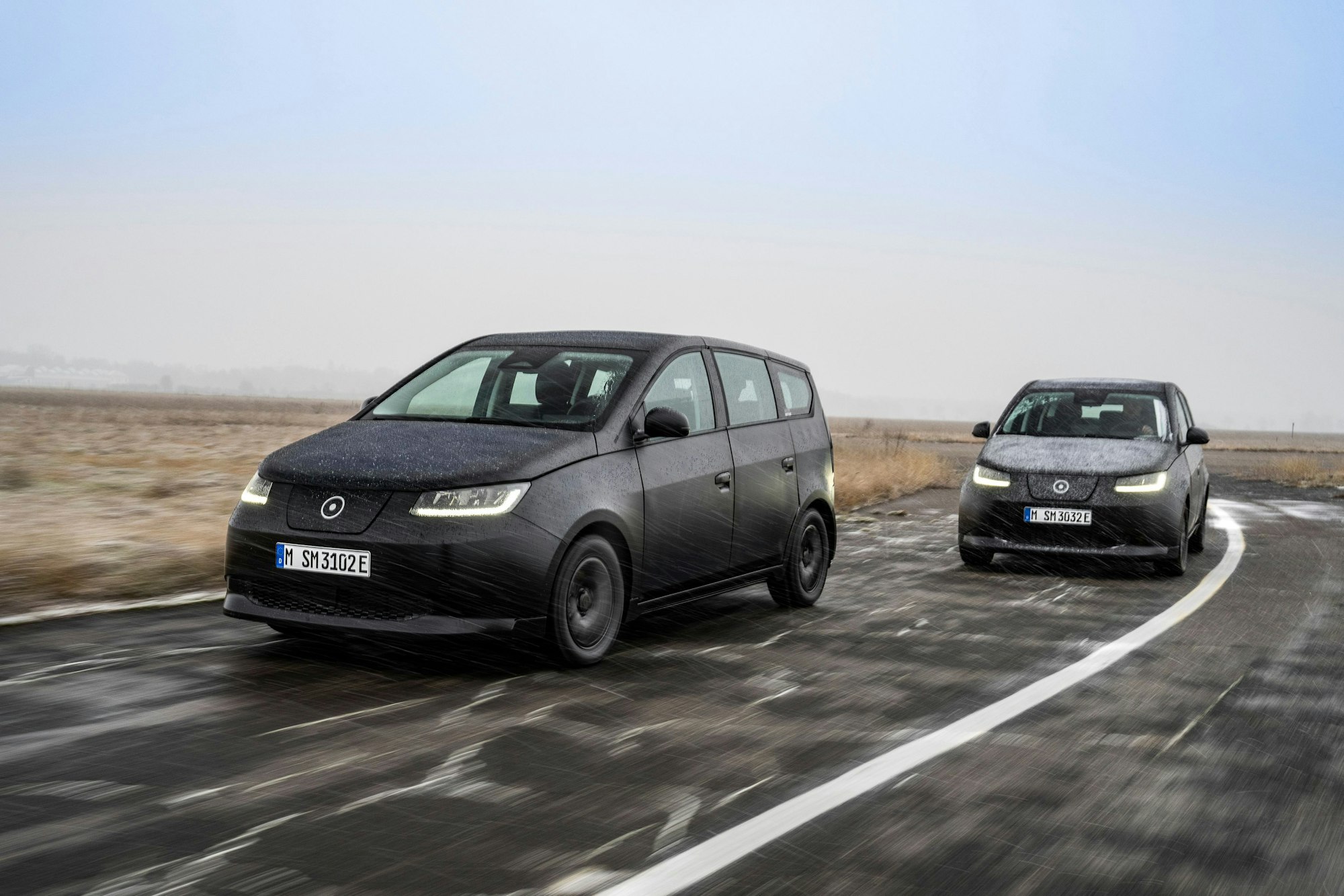 Zwei Sion-Autos fahren eine Straße entlang. Das Solarauto-Projekt Sion ist gescheitert.
