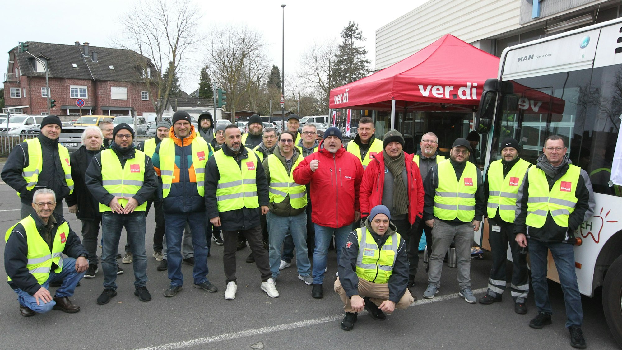 Streik im ÖPNV: In Sieglar am Busbahnhof der RSVG war ein Streikbüro in zwei Bussen aufgebaut.