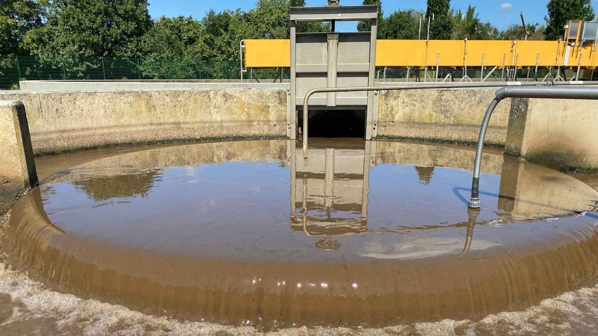 Auf dem Bild ist braunes Wasser zu sehen, das in der Kläranlage Weilerswist aufbereitet wird.