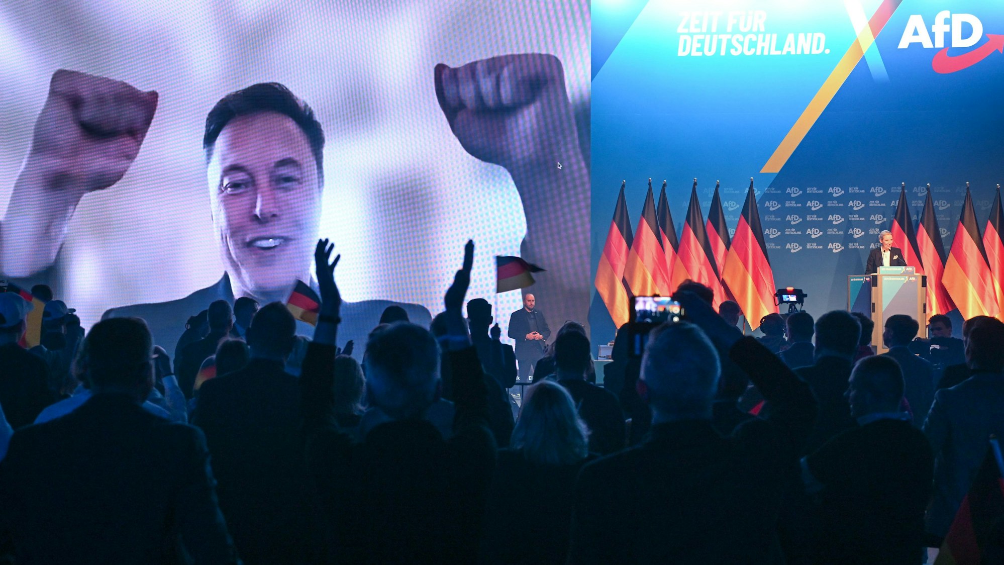 Beim Wahlkampfauftakt der AfD wird Tech-Milliardär Elon Musk live zugeschaltet. Nun verbreitet ein AfD-Politiker Fake-News, die der Trump-Berater zuvor gepostet hatte. (Archivbild)