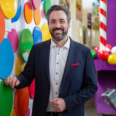 Marc Michelske steuert auf seinen ersten Rosenmontagszug als Zugleiter zu.