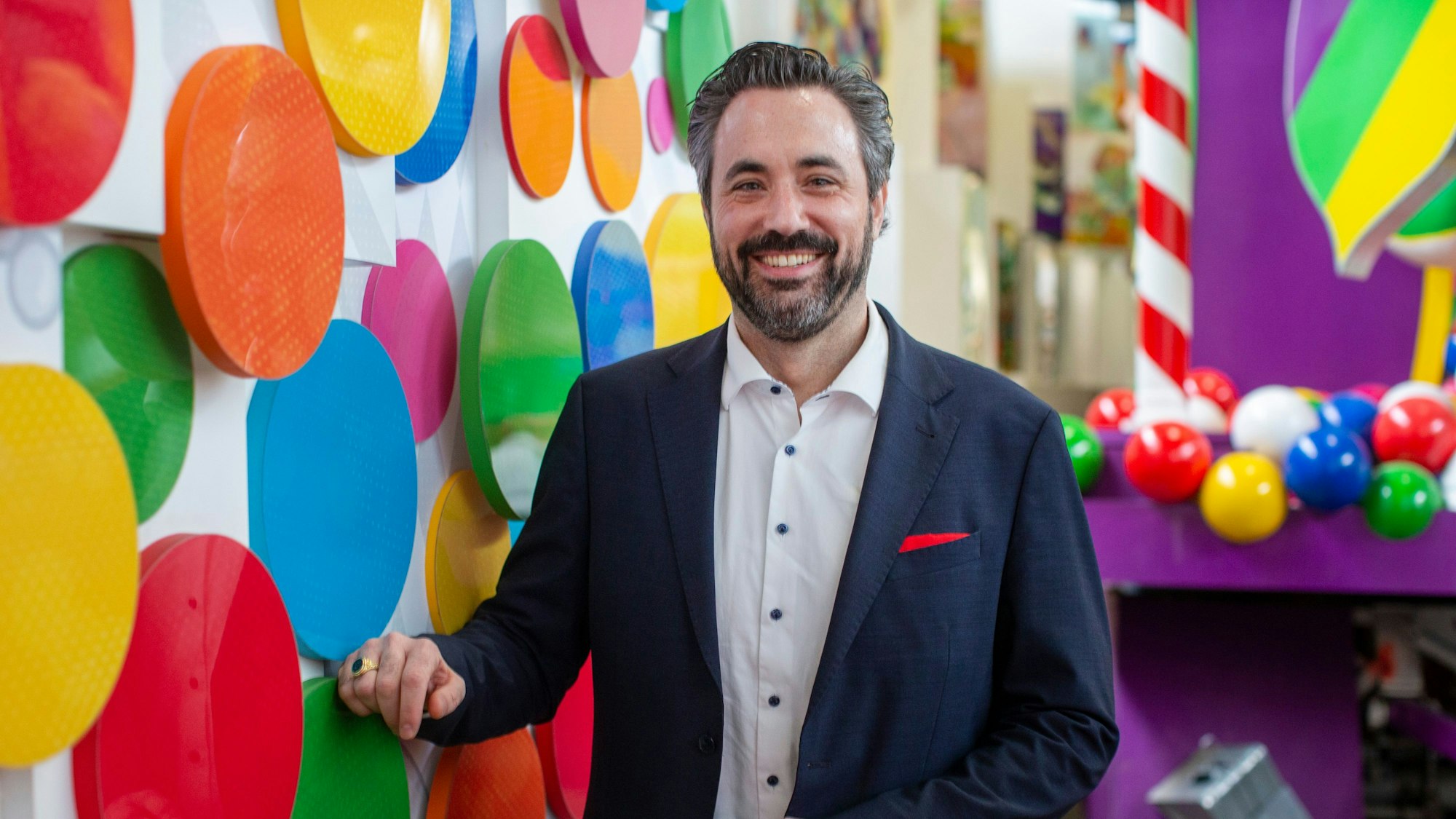 Marc Michelske steuert auf seinen ersten Rosenmontagszug als Zugleiter zu.