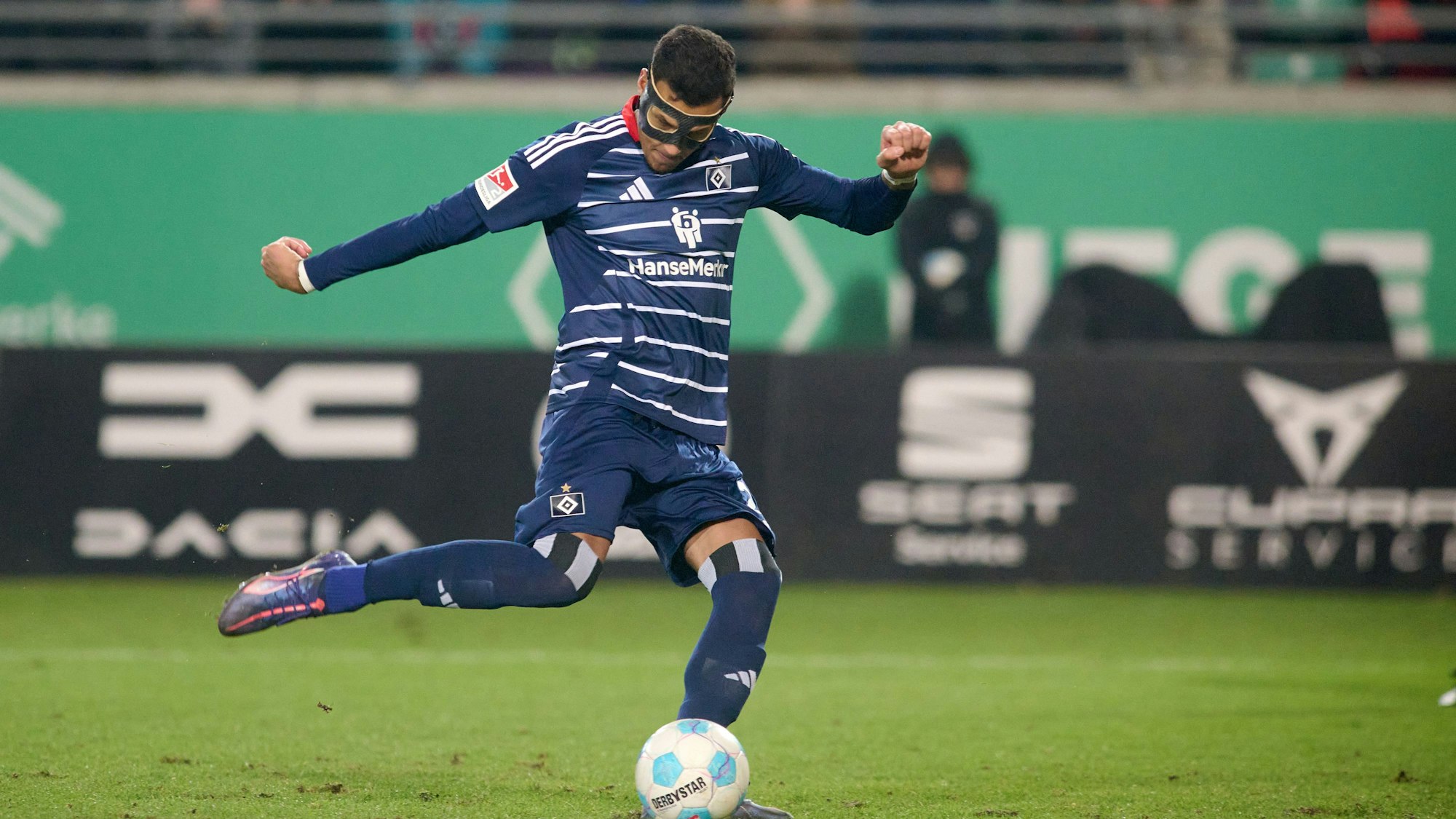 07.02.2025, Nordrhein-Westfalen, Münster: Fußball: 2. Bundesliga, Preußen Münster - Hamburger SV, 21. Spieltag, Preußenstadion. Davie Selke von Hamburg schiesst den Elfmeter zum 2:1.